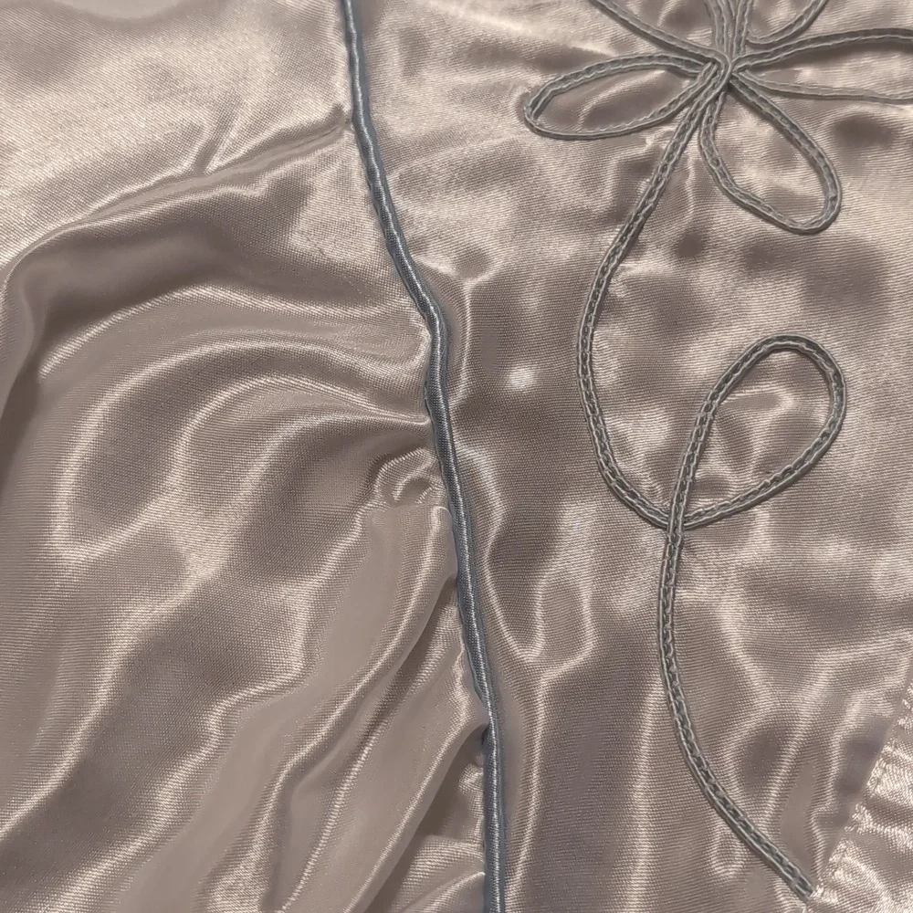 Elegant White Satin Nightgown - Picture 11 of 11